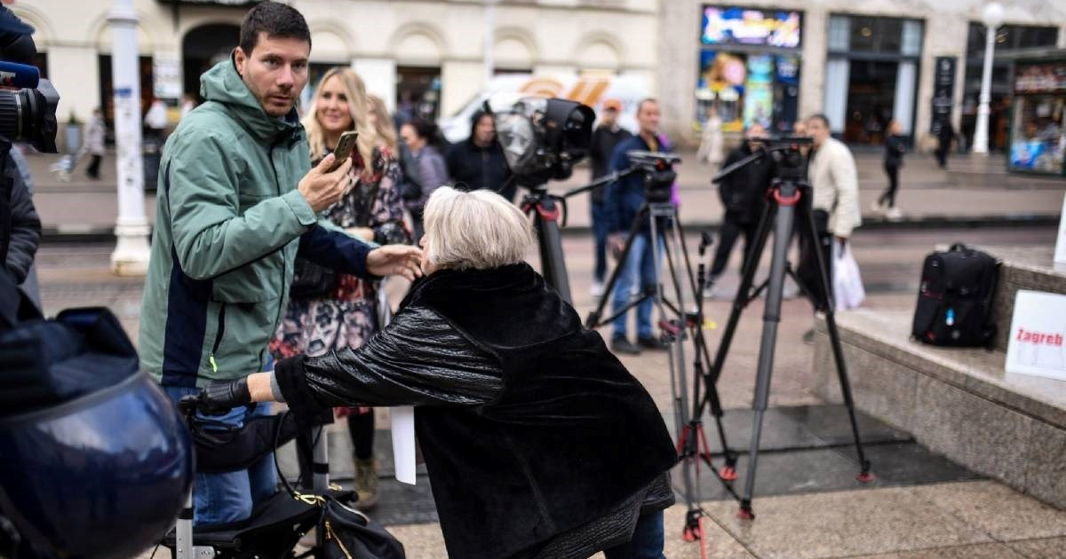 VIDEO Incident kod klečavaca. Starija žena s kolicima krenula na Pernara