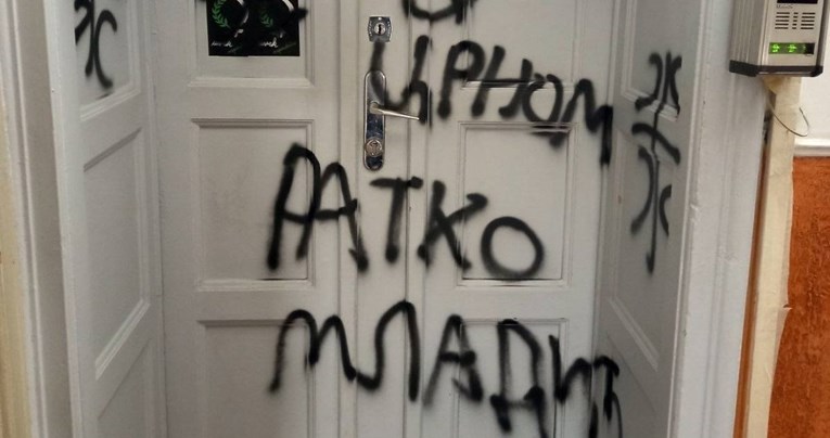 Grafiti podrške Ratku Mladiću pred uredom Žena u crnom: "Vučić koristi fašiste"