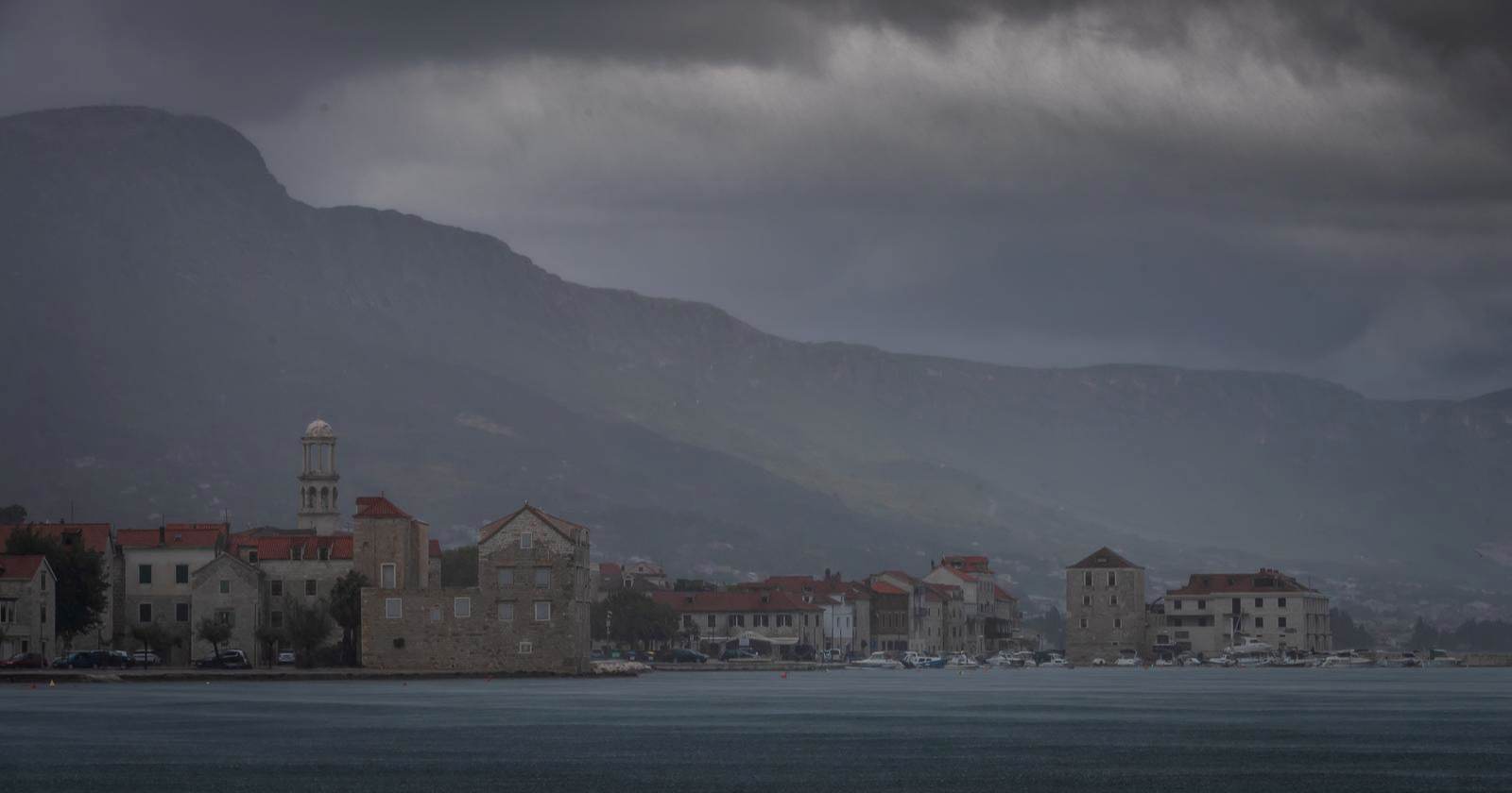Danas će biti oblačno s kišom, na obali pljuskovi s grmljavinom