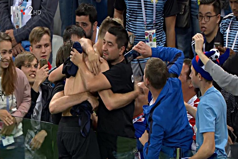 Pogledajte kako su reprezentativci slavili s navijačima, Rakitić završio na tribinama