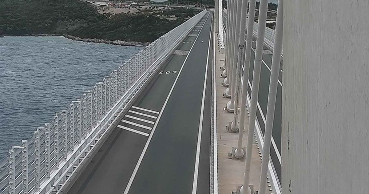 Puše jaka bura. Ograničenja na cestama, trajekti ne voze