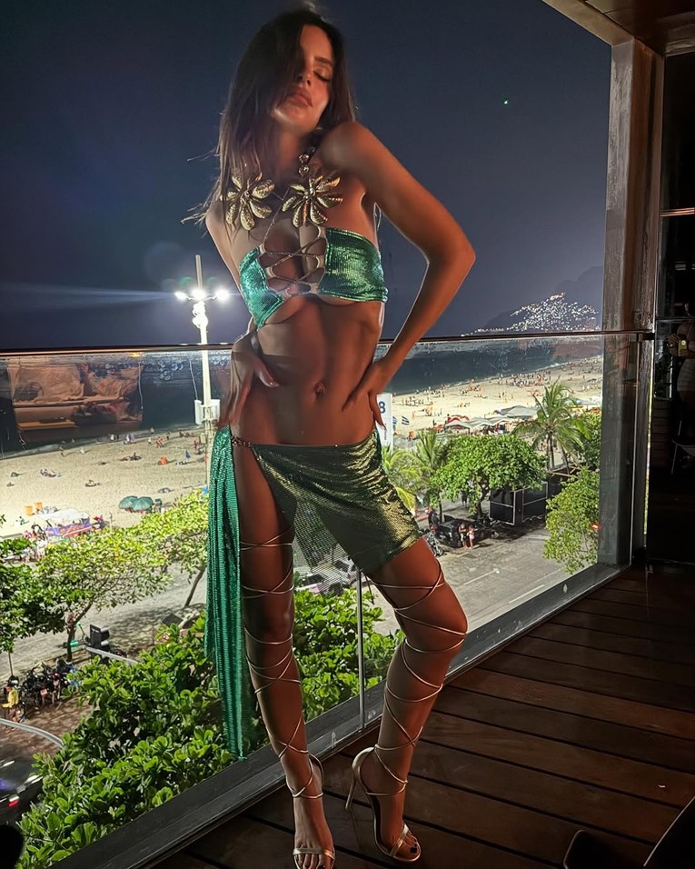 Emily Ratajkowski zablistala u dvodijelnom kostimu na karnevalu u Rio de Janeiru