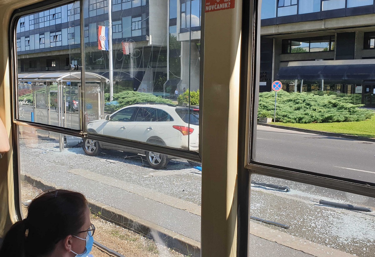 VIDEO Prometna nesreća u Zagrebu, autom se zabio u tramvajsku stanicu