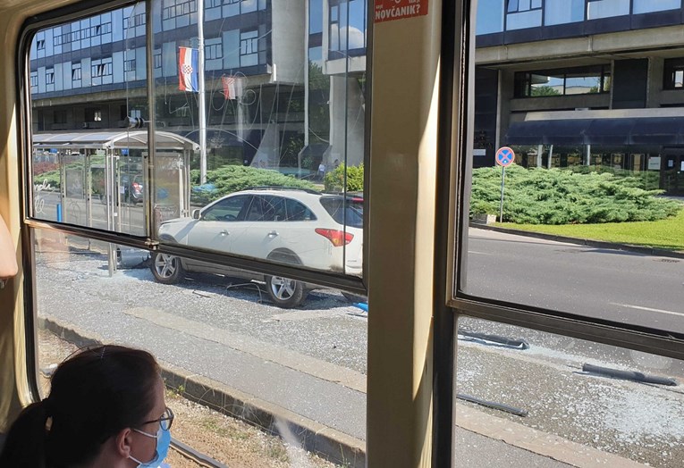 VIDEO Autom se zabio u tramvajsku stanicu u Zagrebu