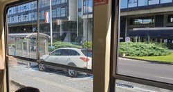 VIDEO Prometna nesreća u Zagrebu, autom se zabio u tramvajsku stanicu