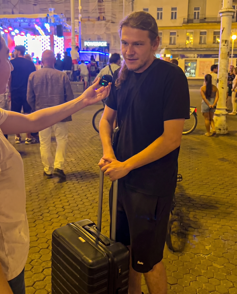 VIDEO Student s koferom navijao na Trgu: "Vlak došao u pola 1, nisam stigao u stan"