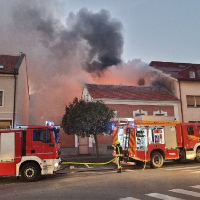 Požar na krovu kuće u centru Požege, ljudi istrčali na cestu: "Sve je izgorjelo"