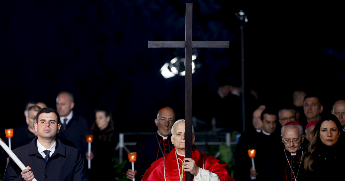 FOTO Papa sam nosio križ na procesiji u Rimu