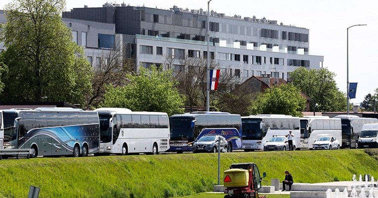 VIDEO Prijevoznici autobusima blokirali dio prometnica u centru Zagreba