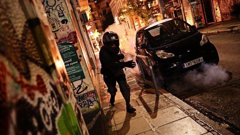 Umro grčki policajac ozlijeđen u navijačkim neredima