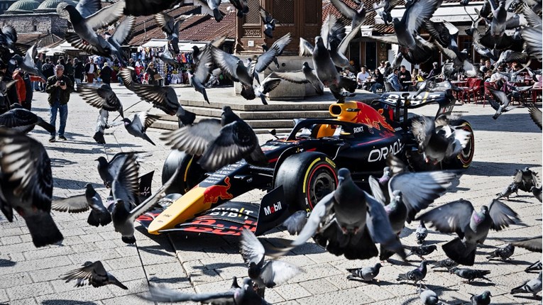 FOTO Red Bullov F1 bolid stiže u Sarajevo. Vettel je u njemu bio prvak svijeta