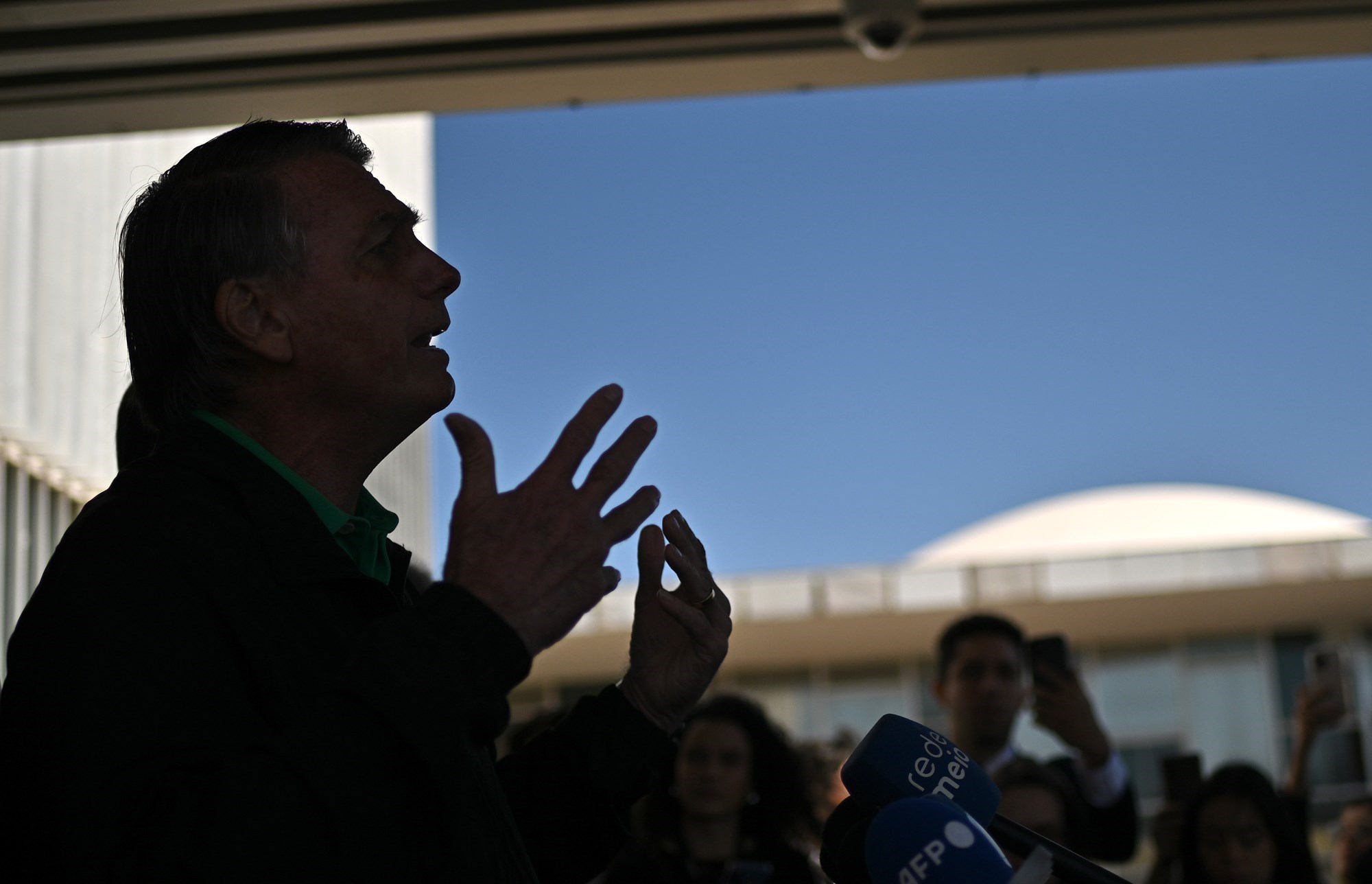 Bolsonaro mora nositi elektroničku narukvicu i ne smije biti aktivan na mrežama