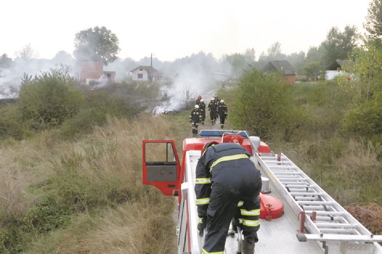 FOTO Pijani Romi kod Koprivnice izazvali požar pa oštetili vatrogasni kombi