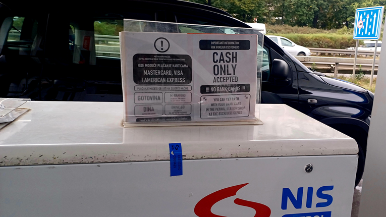 Srbi više ne mogu platiti gorivo stranim karticama na NIS-ovim pumpama
