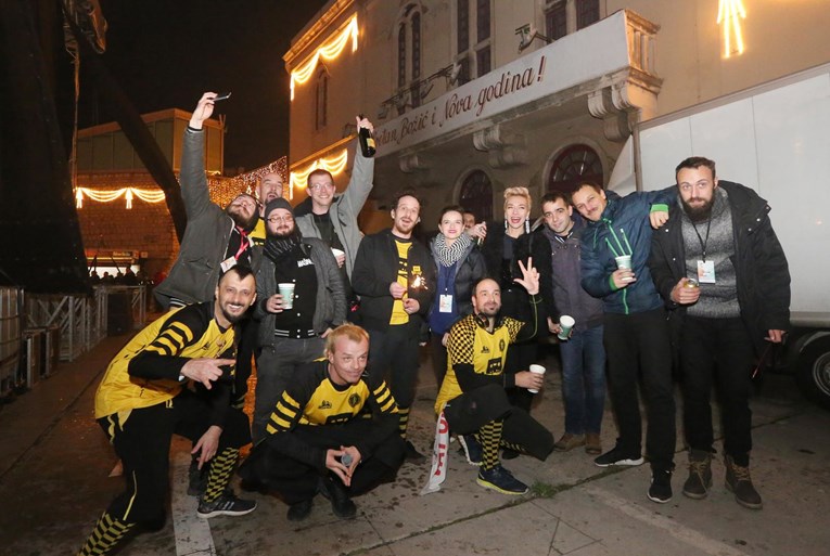 Kako je nastala fotka na kojoj član Dubioze drži tri prsta u zraku (i zašto ih drži)