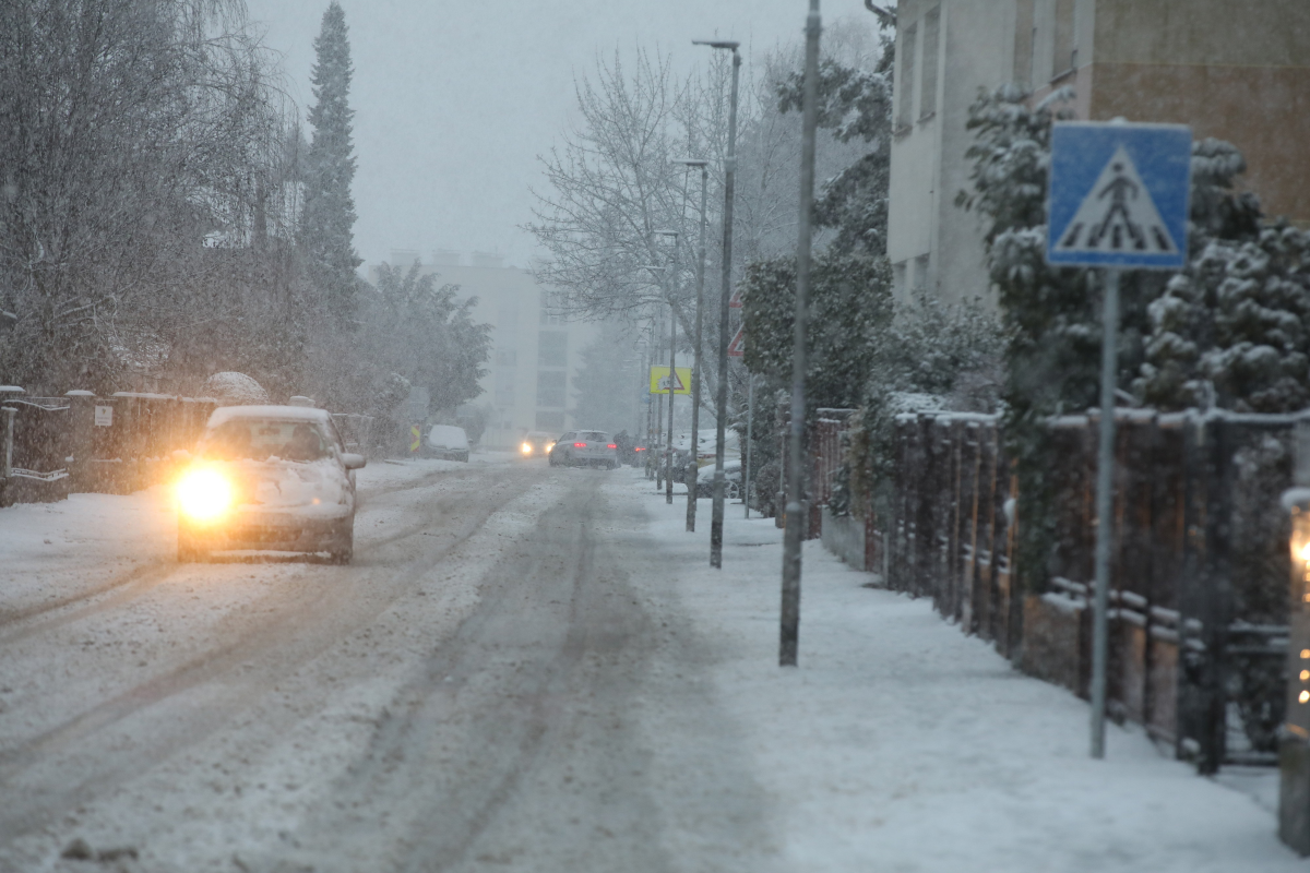 Snijeg stvara probleme na sjeveru, cijela jedna županija ostala bez struje