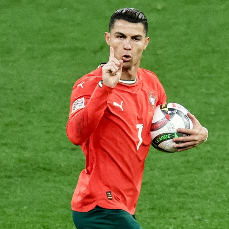 Video incidenta. Ronaldo odgurnuo obožavatelja, stručnjakinja otkrila što je opsovao