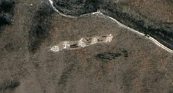 Na Google Mapsu našao golemu poruku ispisanu na zemlji, uskoro otkriveno što je to