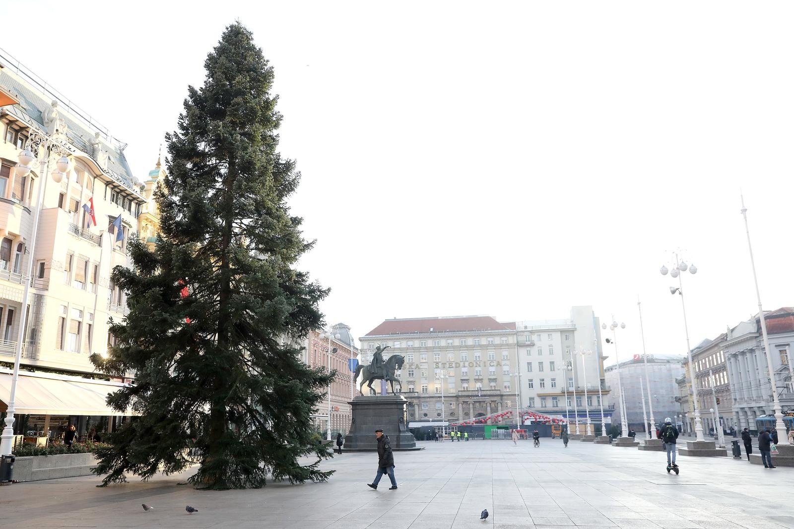 Na Trg bana Jelačića stiglo božićno drvce