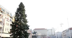 Na Trg bana Jelačića stiglo božićno drvce