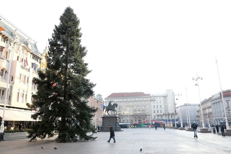 Uskoro kreće Advent u Zagrebu: Na Trg bana Jelačića stiglo božićno drvce