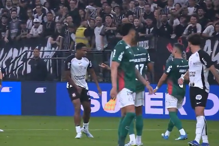 VIDEO Češao međunožje pa dobio crveni karton nakon pregleda VAR-a