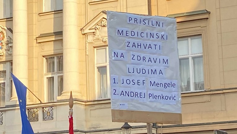 FOTO Pogledajte transparente s prosvjeda, Plenkovića uspoređuju s Mengeleom