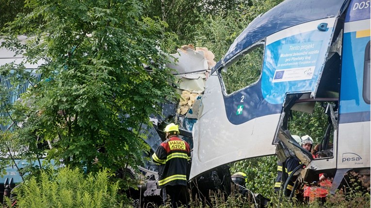 U sudaru vlaka i kamiona u Češkoj poginuo strojovođa. Više je ozlijeđenih