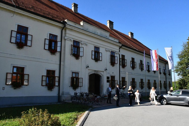 Policija upala u Gradsku upravu Slavonskog Broda, poznato zašto