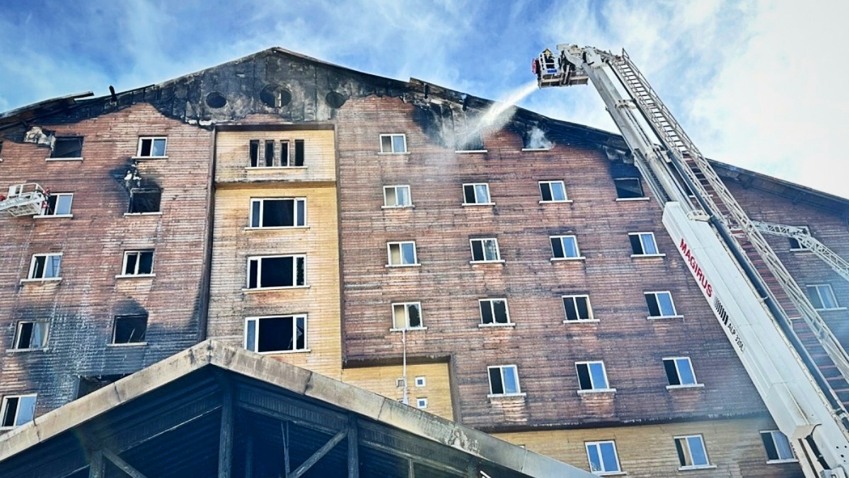 Izgorio hotel na skijalištu u Turskoj, najmanje 76 mrtvih. Uhićeni vlasnik i 8 ljudi