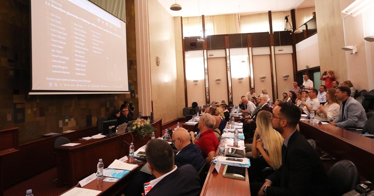 Propao prvi pokušaj konstituiranja Gradskog vijeća Rijeke, nedostajala jedna ruka