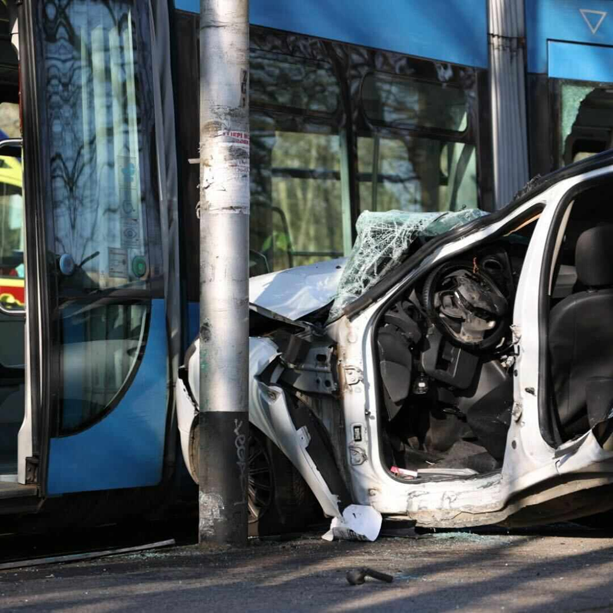 FOTO I VIDEO Sudar Bolta i tramvaja u Zagrebu. Boltov auto smrskan