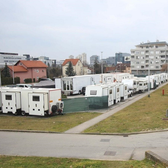 Ogroman parking pored NSK okupirali kamperi, evo zašto