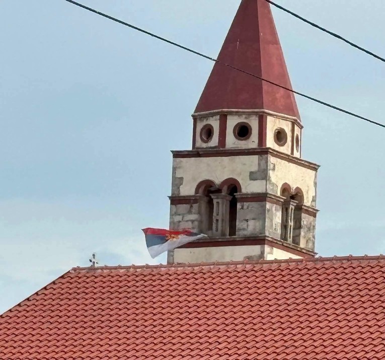 Vijećnik objavio "srpsku zastavu" na crkvi u Karinu. Policija: To je zastava SPC-a