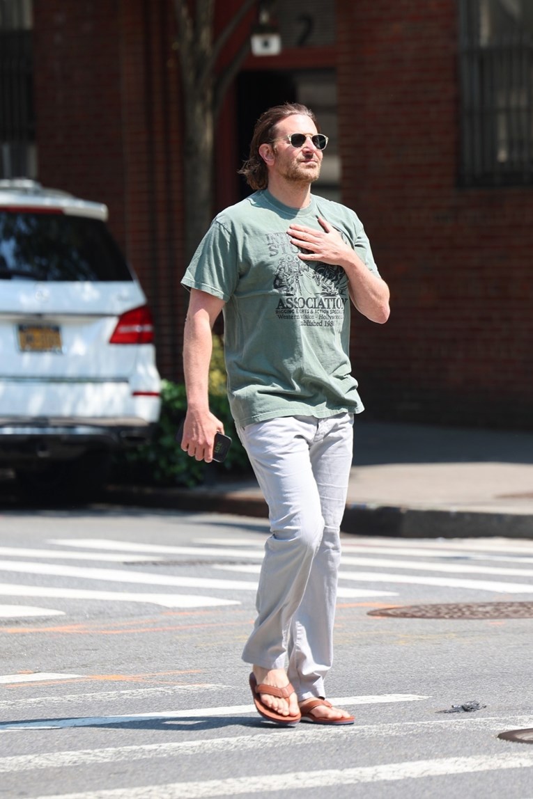 Bradley Cooper prošetao u japankama - i pokrenuo raspravu