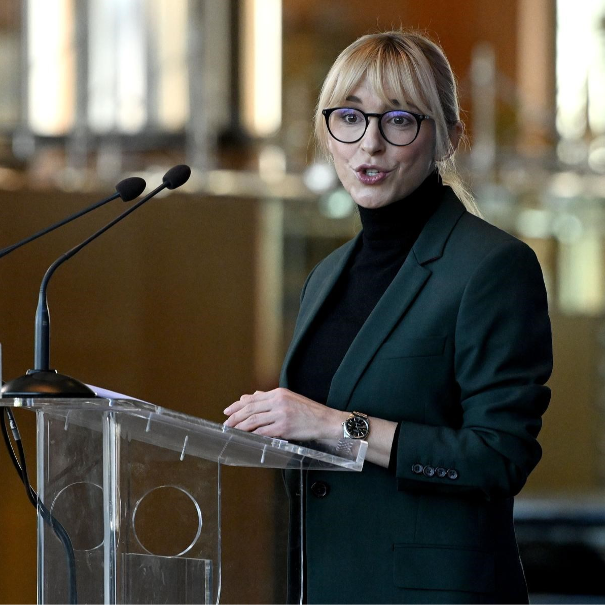 Iva Šulentić se vratila na posao tri mjeseca nakon poroda? Osvanula na fotki s HRT-a