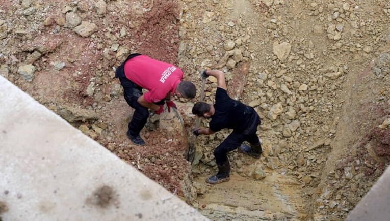 S gradilišta kod skupštine Srbije uklonjena austro-ugarska bomba iz 1914.