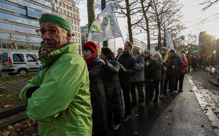 Tisuće ljudi formirale ljudski lanac u Bruxellesu zbog klime