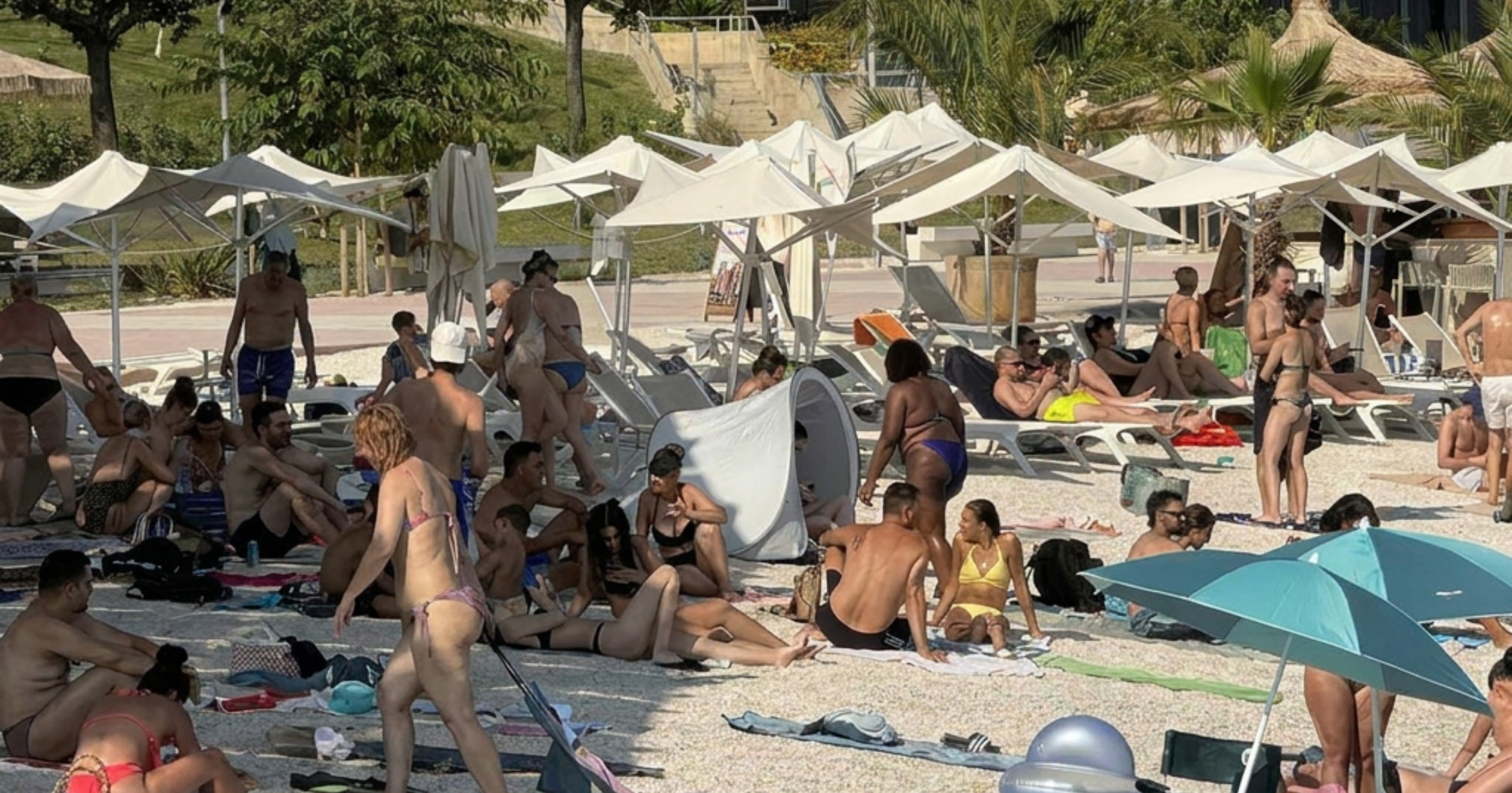Ovo je javna plaža u Splitu. Okupirana je stotinama praznih ležaljki gradske firme