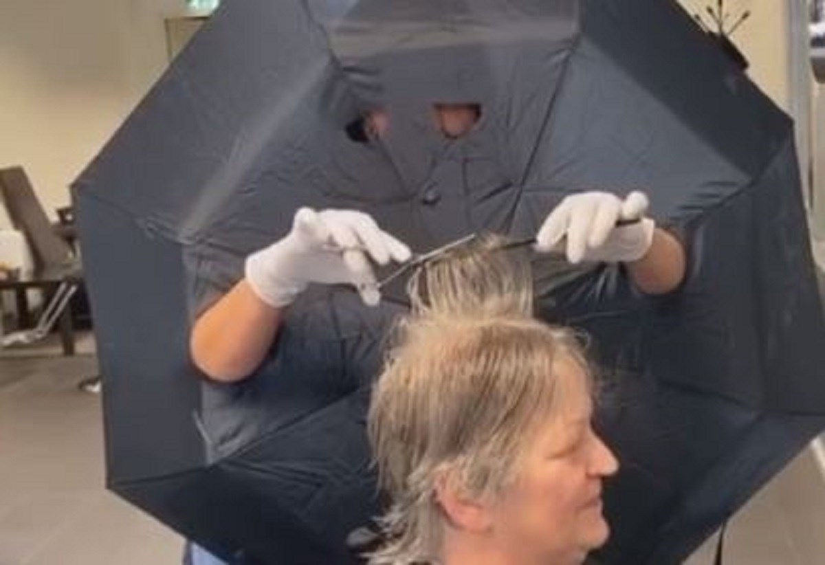 Snimka frizerke postala hit zbog njezine neobične metode zaštite, ali i distanciranja