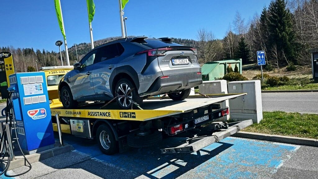 Išao napuniti Subaru na Ravnoj Gori. Ostao mu zalijepljen za punjač šest dana