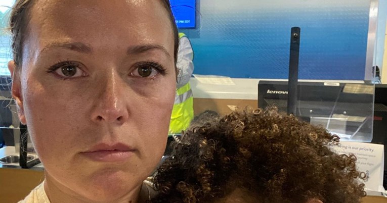 Ženu s dvogodišnjim sinom izbacili iz aviona jer nije htio staviti masku na lice