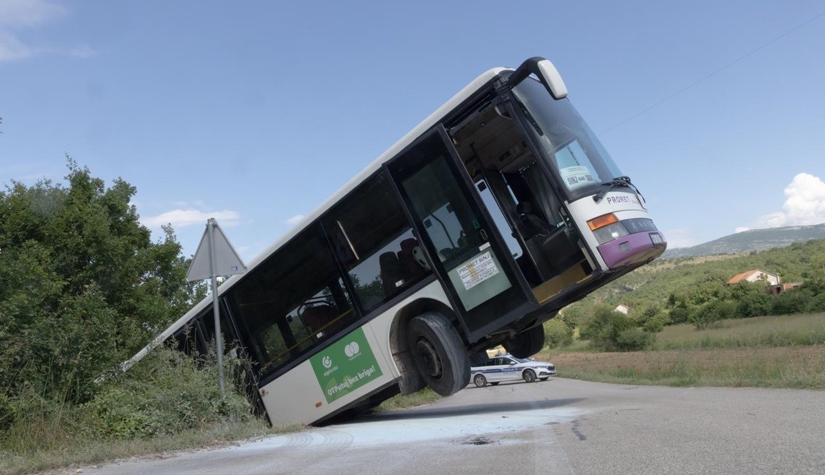 FOTO Ovo je bus koji se zapalio kod Sinja