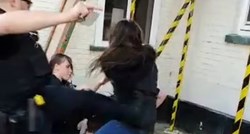 VIDEO Policajac iz Engleske nogom snažno udario djevojku (15), nije dobio otkaz