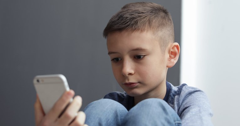 Sve više djece ima čudan problem koji inače pogađa odrasle, liječnici krive mobitele