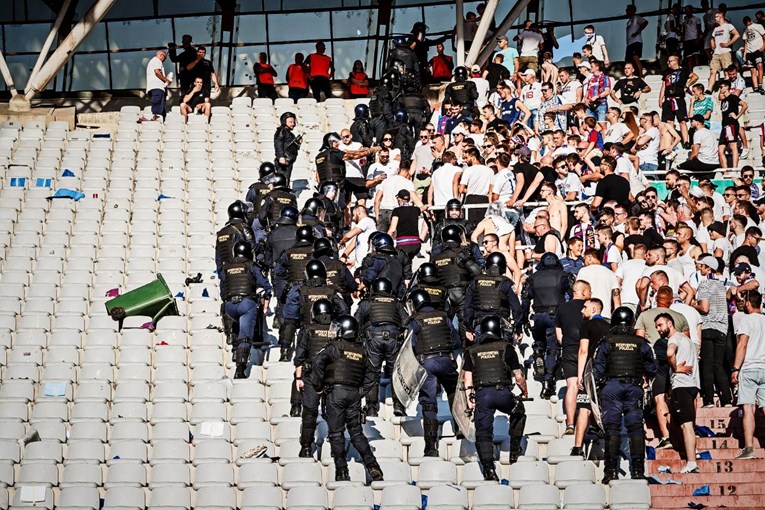 Policija: Nakon utakmice su nas gađali kamenjem, metalnom ogradom i pirotehnikom