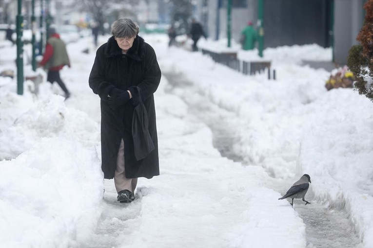 U BiH bijes zbog neočišćenog snijega. Zovu građane da čiste, evo koliko će im platiti