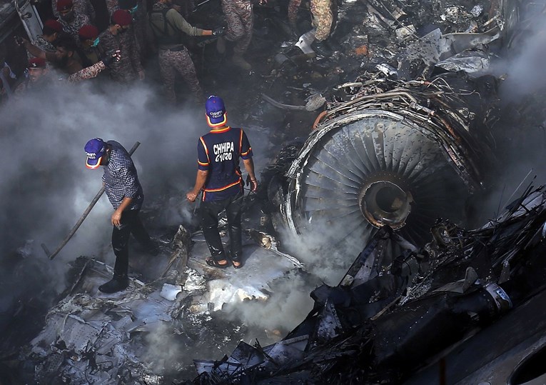 Pilot aviona koji se srušio u Pakistanu nije slušao kontrolu leta