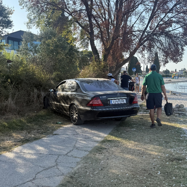 FOTO Netko je ovako parkirao Mercedes na šetnici u Fažani