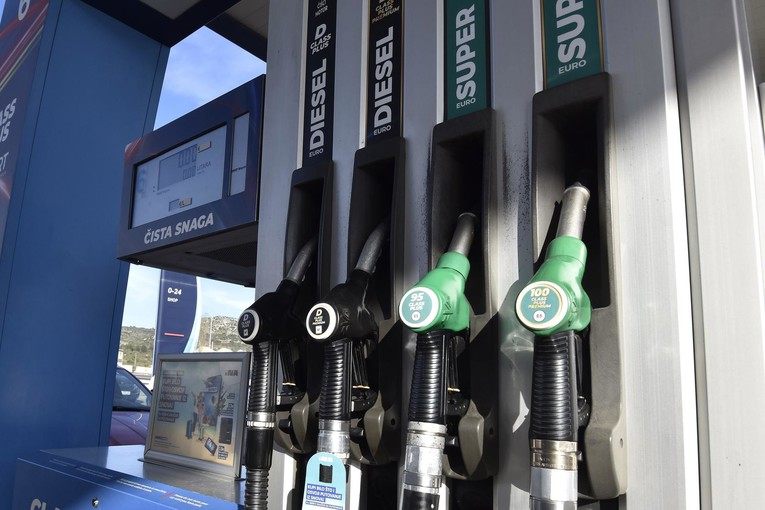 Od utorka nešto niže cijene goriva, vlada uvodi i "plivajući PDV"